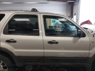 2002 Ford Escape XLT Choice with VIN 1FMYU041X2KD64911, listed as a IAAI auction lot 41590864 with 109,968 mi miles. Bid and sale history available at carsss.com. Image 13.