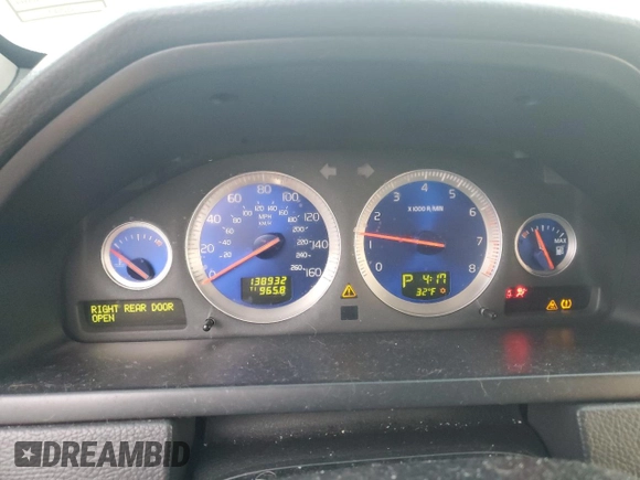 2010 Volvo XC90 with VIN YV4982CT8A1562593, listed as a Copart auction lot 84304464 with 138,932 mi miles and Salvage Title. Bid and sale history available at DreamBid. Image 9.