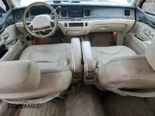 1995 Lincoln Town Car Cartier z VIN 1LNLM83W2SY603452, wystawiony jako Copart lot #55756595 z przebiegiem 243 394 mil mil oraz Szkody całkowita. Historia ofert i sprzedaży dostępna na DreamBid. Obrazek 8.