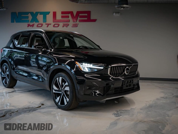 2024 Volvo XC40 Plus Bright Theme z VIN YV4L12UE6R2216347, wystawiony jako Copart lot #53724375 z przebiegiem 11 885 mil mil oraz Czysty tytuł • Clean title. Historia ofert i sprzedaży dostępna na DreamBid. Obrazek 1.