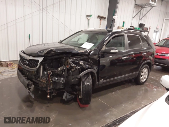 2013 Kia Sorento LX z VIN 5XYKTCA62DG338648, wystawiony jako IAAI lot #42352573 z przebiegiem 164 486 mil mil oraz . Historia ofert i sprzedaży dostępna na DreamBid. Obrazek 2.