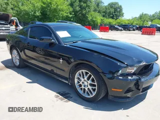 2012 Ford Mustang Premium z VIN 1ZVBP8AM3C5258893, wystawiony jako IAAI lot #42427292 z przebiegiem 123 019 mil mil oraz . Historia ofert i sprzedaży dostępna na DreamBid. Obrazek 1.