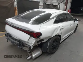 2025 Kia K5 LXS z VIN KNAG24J72S5284973, wystawiony jako IAAI lot #42162422 z przebiegiem 8 738 mil mil oraz . Historia ofert i sprzedaży dostępna na DreamBid. Obrazek 4.