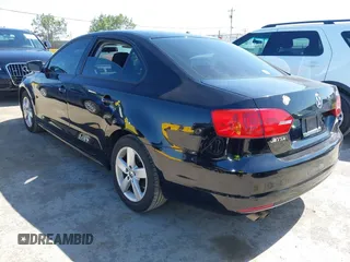2014 Volkswagen Jetta S z VIN 3VW2K7AJ9EM207135, wystawiony jako IAAI lot #42316176 z przebiegiem 237 752 mil mil oraz . Historia ofert i sprzedaży dostępna na DreamBid. Obrazek 3.