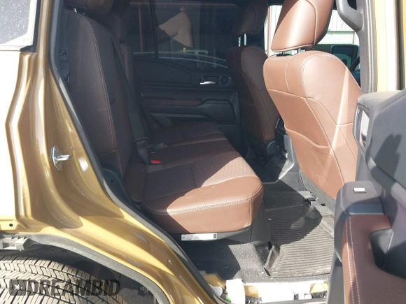 2024 Toyota Land Cruiser z VIN JTEABFAJ9RK012363, wystawiony jako IAAI lot #41859375 z przebiegiem 5 420 mil mil oraz . Historia ofert i sprzedaży dostępna na DreamBid. Obrazek 8.