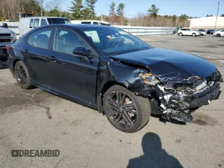 2025 Toyota Camry LE z VIN 4T1DBADK5SU015503, wystawiony jako Copart lot #51480665 z przebiegiem 3 525 mil mil oraz Szkoda całkowita • Salvage title. Historia ofert i sprzedaży dostępna na DreamBid. Obrazek 4.