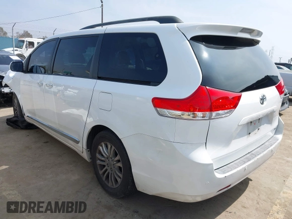 2014 Toyota Sienna XLE z VIN 5TDYK3DC7ES461445, wystawiony jako IAAI lot #42003360 z przebiegiem 153 404 mil mil oraz . Historia ofert i sprzedaży dostępna na DreamBid. Obrazek 3.