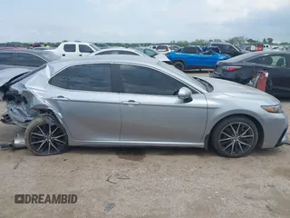 2023 Toyota Camry SE z VIN 4T1G11AK9PU155937, wystawiony jako IAAI lot #42121016 z przebiegiem 35 523 mil mil oraz . Historia ofert i sprzedaży dostępna na DreamBid. Obrazek 13.
