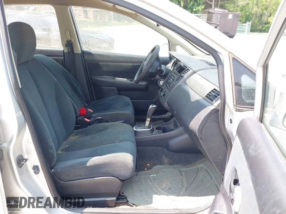 2010 Nissan Versa S z VIN 3N1BC1CP4AL427705, wystawiony jako IAAI lot #42469286 z przebiegiem 162 857 mil mil oraz . Historia ofert i sprzedaży dostępna na DreamBid. Obrazek 5.