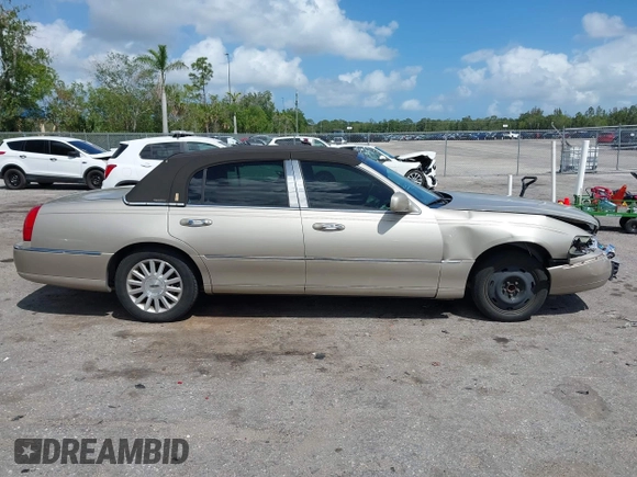 2004 Lincoln Town Car Signature z VIN 1LNHM81W24Y657023, wystawiony jako IAAI lot #41968973 z przebiegiem 112 308 mil mil oraz . Historia ofert i sprzedaży dostępna na DreamBid. Obrazek 14.