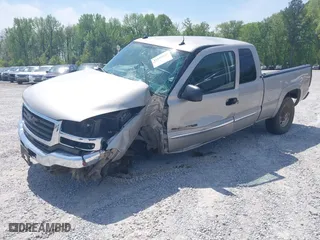 2004 GMC Sierra 2500HD SLE with VIN 1GTHK29G84E401555, listed as a IAAI auction lot 42012635 with 1 mi miles. Bid and sale history available at carsss.com. Image 2.