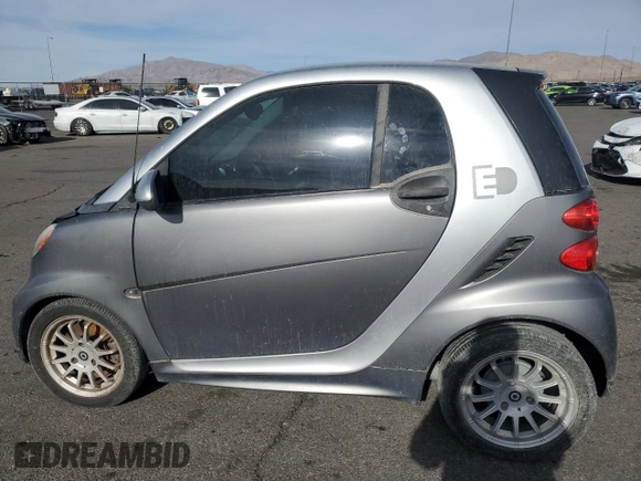 2013 Smart fortwo Passion z VIN WMEEJ9AAXDK673212, wystawiony jako Copart lot #83063024 z przebiegiem 13 000 mil mil oraz Szkody całkowita. Historia ofert i sprzedaży dostępna na DreamBid. Obrazek 2.