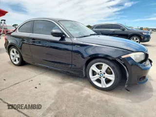 2012 BMW 1 Series 128i z VIN WBAUP7C56CVP22820, wystawiony jako Copart lot #56007435 z przebiegiem 75 161 mil mil oraz Czysty tytuł • Clean title. Historia ofert i sprzedaży dostępna na DreamBid. Obrazek 4.