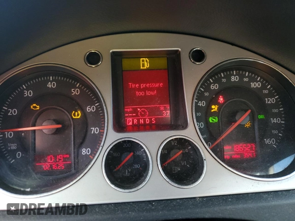 2008 Volkswagen Passat Komfort with VIN WVWLK73C88E018489, listed as a Copart auction lot 44925705 with 186,527 mi miles and Salvage title. Bid and sale history available at DreamBid. Image 9.