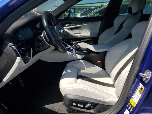 2018 BMW M5 z VIN WBSJF0C51JB282030, wystawiony jako Copart lot #54773835 z przebiegiem 44 046 mil mil oraz Szkody całkowita. Historia ofert i sprzedaży dostępna na DreamBid. Obrazek 7.