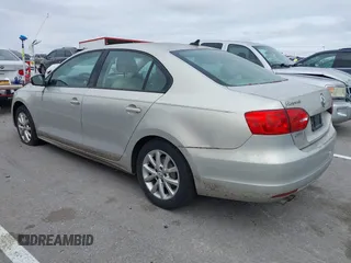 2011 Volkswagen Jetta SE z VIN 3VWDZ7AJ6BM368140, wystawiony jako IAAI lot #40918924 z przebiegiem 198 076 mil mil oraz . Historia ofert i sprzedaży dostępna na DreamBid. Obrazek 3.