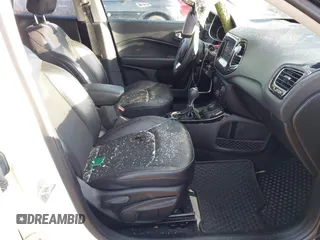 2019 Jeep Compass Altitude z VIN 3C4NJDBB0KT629952, wystawiony jako IAAI lot #41913931 z przebiegiem 78 054 mil mil oraz . Historia ofert i sprzedaży dostępna na DreamBid. Obrazek 5.