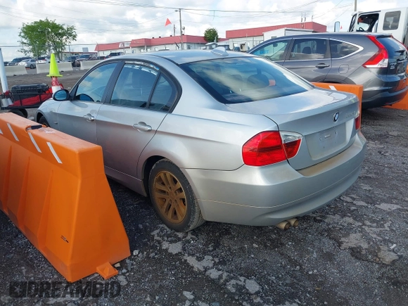 2006 BMW 3 Series 325xi with VIN WBAVD13556KV07798, listed as a IAAI auction lot 42130885 with 118,400 mi miles. Bid and sale history available at carsss.com. Image 3.