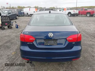 2014 Volkswagen Jetta SE z VIN 3VWD17AJ8EM326015, wystawiony jako IAAI lot #42027359 z przebiegiem 75 436 mil mil oraz . Historia ofert i sprzedaży dostępna na DreamBid. Obrazek 16.