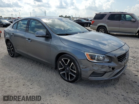 2018 Volvo S60 Dynamic z VIN YV126MFL4J2452338, wystawiony jako Copart lot #72517124 z przebiegiem 70 668 mil mil oraz Czysty tytuł • Clean title. Historia ofert i sprzedaży dostępna na DreamBid. Obrazek 4.