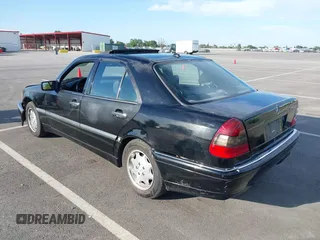 2000 Mercedes-Benz C 230 Kompressor z VIN WDBHA24G4YA799207, wystawiony jako IAAI lot #42010800 z przebiegiem 126 478 mil mil oraz . Historia ofert i sprzedaży dostępna na DreamBid. Obrazek 3.