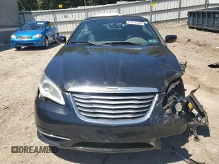 2013 Chrysler 200 Touring z VIN 1C3BCBEGXDN524870, wystawiony jako Copart lot #61676524 z przebiegiem 135 608 mil mil oraz Szkoda całkowita • Salvage title. Historia ofert i sprzedaży dostępna na DreamBid. Obrazek 5.