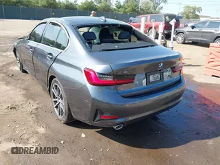 2022 BMW 3 Series 330i xDrive z VIN 3MW5R7J07N8C64295, wystawiony jako IAAI lot #40148967 z przebiegiem 25 356 mil mil oraz . Historia ofert i sprzedaży dostępna na DreamBid. Obrazek 3.