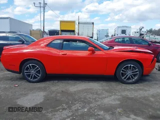 2019 Dodge Challenger SXT z VIN 2C3CDZGG8KH684646, wystawiony jako IAAI lot #41839611 z przebiegiem 113 962 mil mil oraz . Historia ofert i sprzedaży dostępna na DreamBid. Obrazek 13.