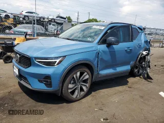 2023 Volvo XC40 Ultimate Dark Theme z VIN YV4L12UX1P2993159, wystawiony jako Copart lot #63912604 z przebiegiem 6240 mil mil oraz Szkody całkowita. Historia ofert i sprzedaży dostępna na DreamBid. Obrazek 1.