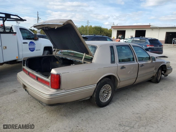 1997 Lincoln Town Car Executive with VIN 1LNLM81W4VY740724, listed as a Copart auction lot 71212153 with 251,543 mi miles and Salvage Title. Bid and sale history available at carsss.com. Image 3.