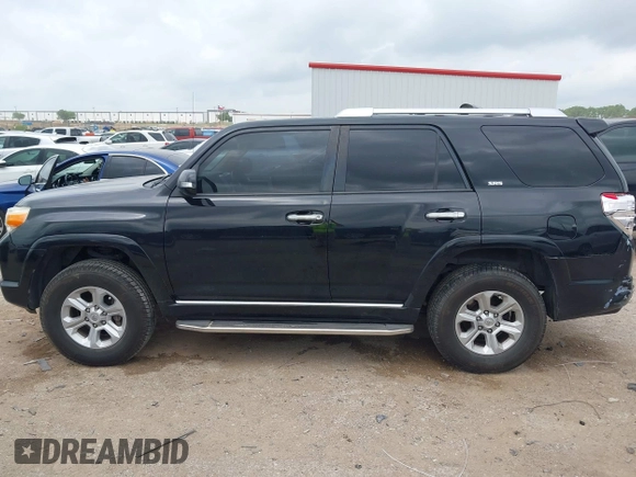 2012 Toyota 4Runner SR5 z VIN JTEZU5JR1C5044324, wystawiony jako IAAI lot #42137404 z przebiegiem 252 363 mil mil oraz . Historia ofert i sprzedaży dostępna na DreamBid. Obrazek 14.