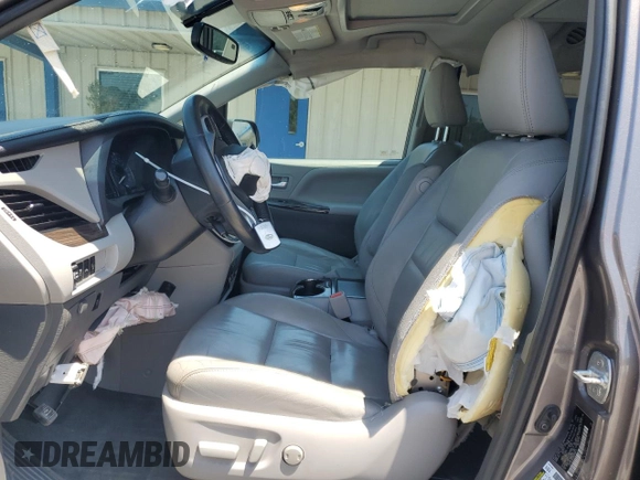 2017 Toyota Sienna XLE z VIN 5TDDZ3DC0HS188413, wystawiony jako Copart lot #53560135 z przebiegiem 187 950 mil mil oraz Szkoda całkowita • Salvage title. Historia ofert i sprzedaży dostępna na DreamBid. Obrazek 7.