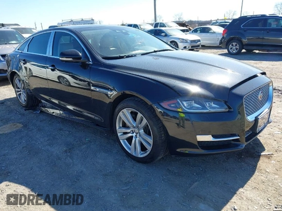 2018 Jaguar XJ Portfolio z VIN SAJWJ2GD2J8W13463, wystawiony jako IAAI lot #41897451 z przebiegiem 70 448 mil mil oraz . Historia ofert i sprzedaży dostępna na DreamBid. Obrazek 1.