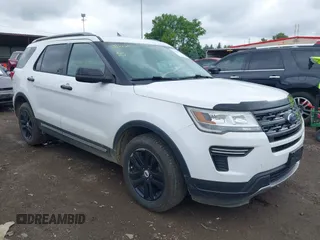 2018 Ford Explorer XLT z VIN 1FM5K8D89JGA73757, wystawiony jako IAAI lot #42330813 z przebiegiem 156 382 mil mil oraz . Historia ofert i sprzedaży dostępna na DreamBid. Obrazek 1.