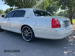2006 Lincoln Town Car Signature Limited z VIN 1LNHM82W36Y611718, wystawiony jako Copart lot #58164175 z przebiegiem 156 453 mil mil oraz Tytuł czysty. Historia ofert i sprzedaży dostępna na DreamBid. Obrazek 3.