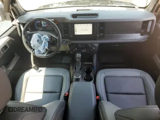 2023 Ford Bronco с VIN 1FMEE5DH2PLB21489, выставлен на аукционе Copart как лот 60690365 с пробегом 14 326 миль миль и Списание • Salvage title. История ставок и продаж доступна на DreamBid. Изображение 8.
