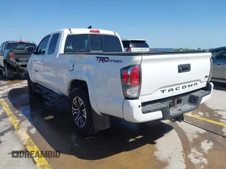 2023 Toyota Tacoma SR z VIN 3TYRZ5CN5PT034397, wystawiony jako IAAI lot #42055222 z przebiegiem 39 144 mil mil oraz . Historia ofert i sprzedaży dostępna na DreamBid. Obrazek 3.