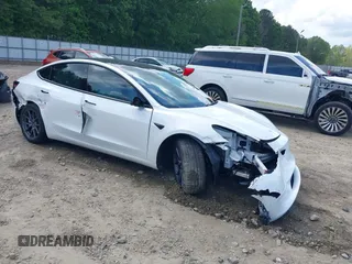 2023 Tesla Model 3 z VIN 5YJ3E1EA8PF690033, wystawiony jako IAAI lot #42129898 z przebiegiem 20 377 mil mil oraz . Historia ofert i sprzedaży dostępna na DreamBid. Obrazek 1.