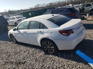 2013 Chrysler 200 Touring z VIN 1C3CCBBG8DN716555, wystawiony jako Copart lot #48287105 z przebiegiem 132 807 mil mil oraz Czysty tytuł • Clean title. Historia ofert i sprzedaży dostępna na DreamBid. Obrazek 2.