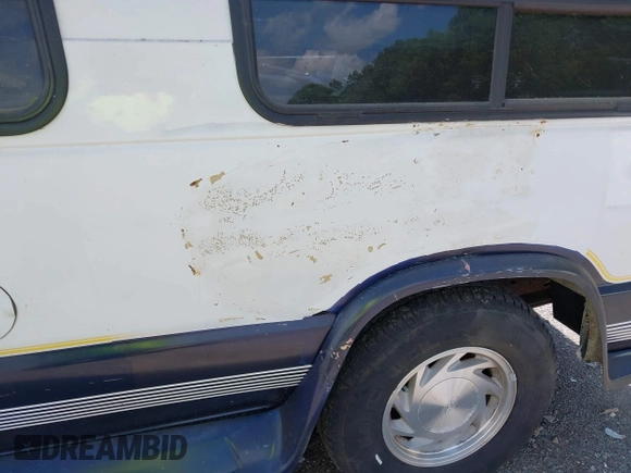 1996 Ford Econoline Cargo z VIN 1FDEE14H0THB33890, wystawiony jako IAAI lot #42460711 z przebiegiem 283 645 mil mil oraz . Historia ofert i sprzedaży dostępna na DreamBid. Obrazek 6.