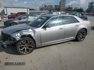 2015 Chrysler 300 S z VIN 2C3CCABT9FH829918, wystawiony jako Copart lot #53665565 z przebiegiem 128 929 mil mil oraz Szkoda całkowita • Salvage title. Historia ofert i sprzedaży dostępna na DreamBid. Obrazek 1.