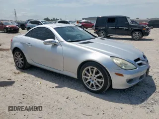 2005 Mercedes-Benz SLK 230/320 z VIN WDBWK56F85F048054, wystawiony jako Copart lot #58390305 z przebiegiem 188 486 mil mil oraz Tytuł czysty. Historia ofert i sprzedaży dostępna na DreamBid. Obrazek 4.