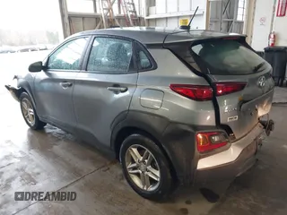 2021 Hyundai Kona SE z VIN KM8K1CAA4MU645470, wystawiony jako IAAI lot #41727340 z przebiegiem 71 932 mil mil oraz . Historia ofert i sprzedaży dostępna na DreamBid. Obrazek 3.