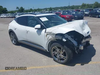 2024 Genesis GV60 z VIN KMUKEDSB0RU021546, wystawiony jako IAAI lot #39977634 z przebiegiem 8 107 mil mil oraz . Historia ofert i sprzedaży dostępna na DreamBid. Obrazek 1.