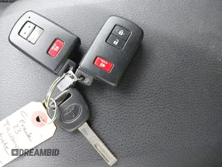 2023 Toyota Tacoma SR z VIN 3TMCZ5AN1PM637609, wystawiony jako IAAI lot #40345917 z przebiegiem 12 614 mil mil oraz . Historia ofert i sprzedaży dostępna na DreamBid. Obrazek 11.