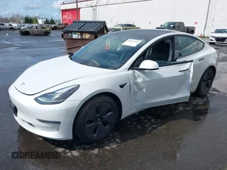 2021 Tesla Model 3 Standard Range Plus z VIN 5YJ3E1EA5MF977437, wystawiony jako IAAI lot #40297512 z przebiegiem 72 039 mil mil oraz . Historia ofert i sprzedaży dostępna na DreamBid. Obrazek 2.