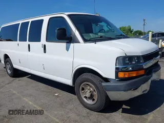 2018 Chevrolet Express Passenger LT z VIN 1GAZGPFG2J1332171, wystawiony jako IAAI lot #39459519 z przebiegiem 71 541 mil mil oraz . Historia ofert i sprzedaży dostępna na DreamBid. Obrazek 1.