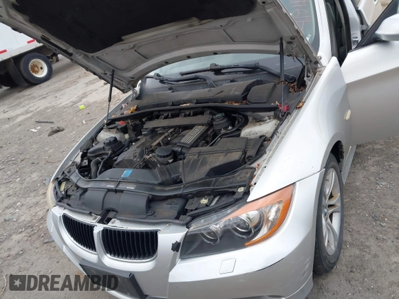 2008 BMW 3 Series 328xi with VIN WBAVC73578KP39571, listed as a IAAI auction lot 41911832 with 130,069 mi miles. Bid and sale history available at carsss.com. Image 10.
