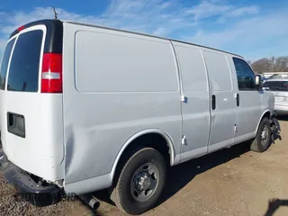 2017 Chevrolet Express Cargo z VIN 1GCWGAFF6H1344137, wystawiony jako IAAI lot #41350780 z przebiegiem 106 207 mil mil oraz . Historia ofert i sprzedaży dostępna na DreamBid. Obrazek 21.