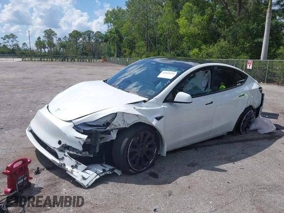 2022 Tesla Model Y Long Range with VIN 7SAYGDEE0NF423327, listed as a IAAI auction lot 41941114 with 29,559 mi miles and . Bid and sale history available at carsss.com. Image 2.